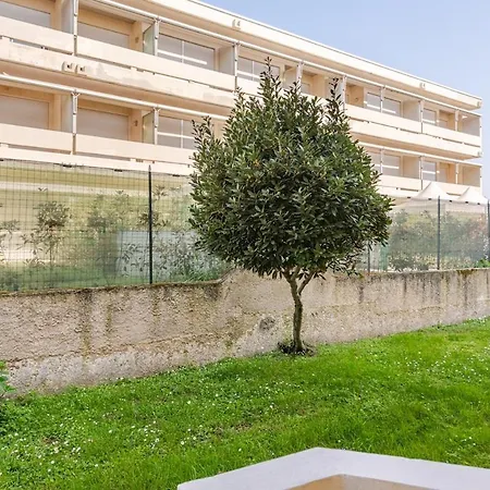 Апартаменты Beachfront Free Parking-pool 50m From Sea Кьоджа