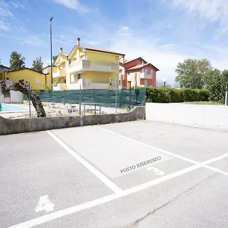 Апартаменты Beachfront Free Parking-pool 50m From Sea Кьоджа