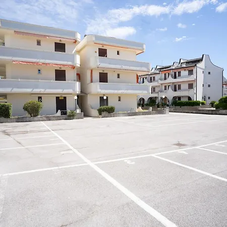 Beachfront Free Parking-pool 50m From Sea Apartman